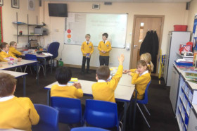 Студенты Queen Ethelburga's College на занятиях