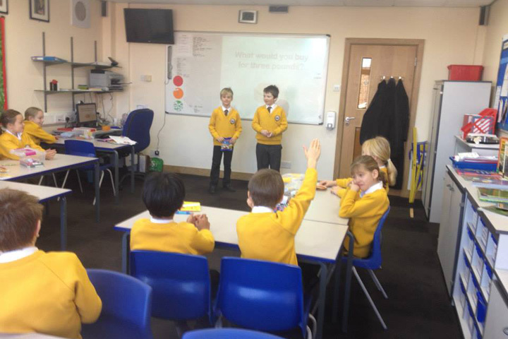 Студенты Queen Ethelburga's College на занятиях