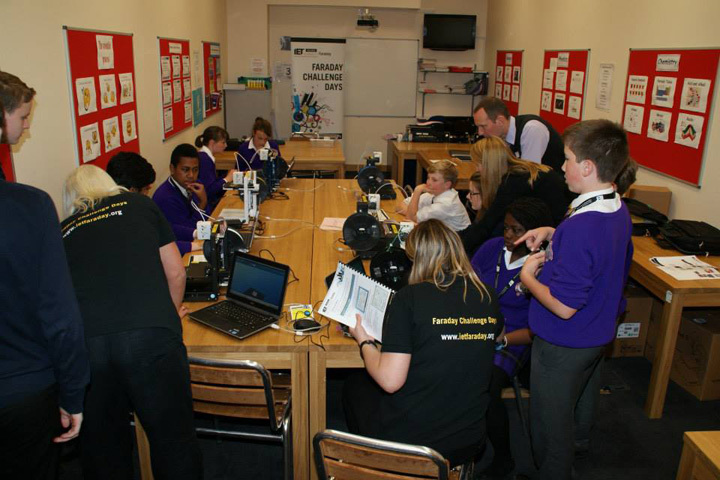 Студенты Queen Ethelburga's College на занятиях