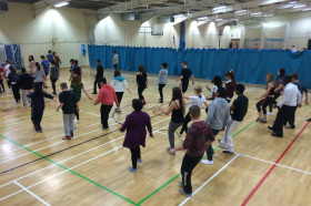 Студенты Queen Ethelburga's College занимаются танцами