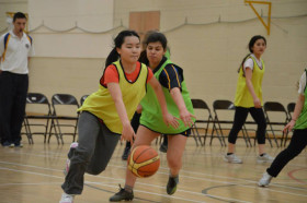 Студенты Queen Ethelburga's College играют в баскетбол