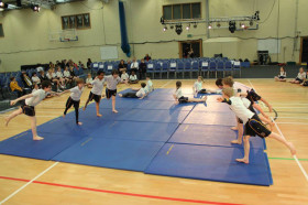 Студенты Queen Ethelburga's College занимаются гимнастикой