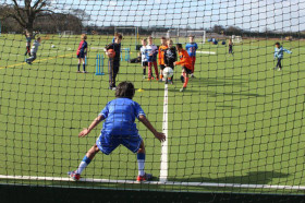 Студенты Queen Ethelburga's College играют в футбол