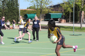 Студенты Queen Ethelburga's College играют в баскетбол