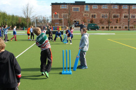 Студенты Queen Ethelburga's College играют в бейсбол