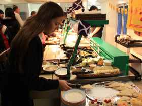 Обед в Sherborne International College