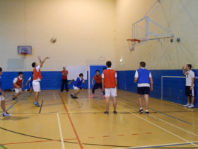 Студенты Sherborne International College играют в баскетбол