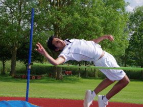 Студенты Sherborne International College занимаются прыжками в высоту