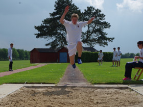 Студенты Sherborne International College занимаются прыжками в длину