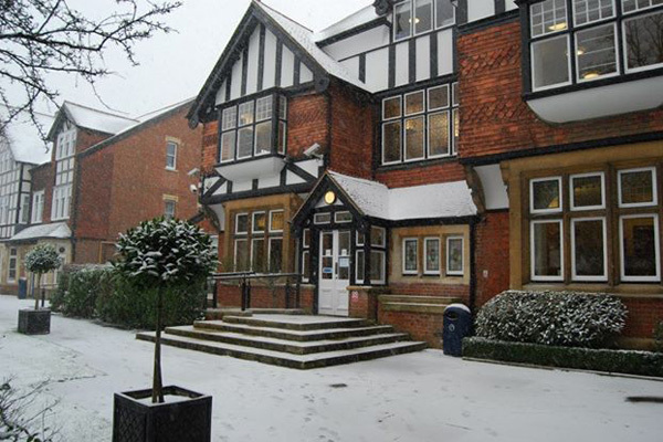 Здание St. Clare’s