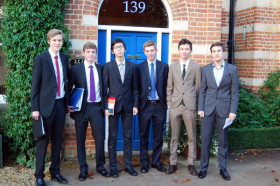 У входа в здание школы