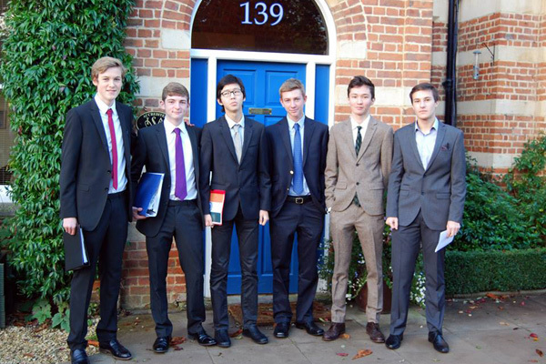 У входа в здание школы