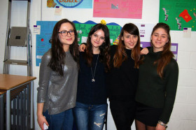 Студенты St. Clare’s в учебном классе