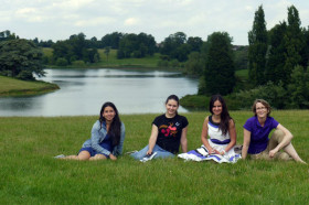 Студенты St. Clare’s на берегу озера