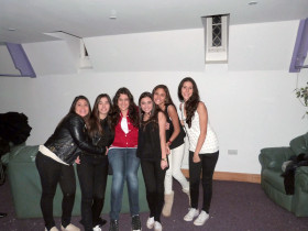 Студенты St. Michael's College в общей комнате