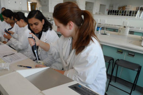 Студенты St.Mary’s Calne на занятиях по химии