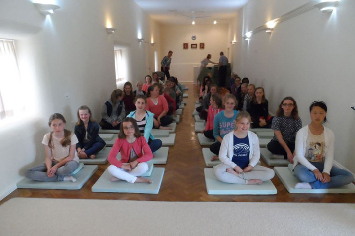 Студенты St.Mary’s Calne занимаются йогой