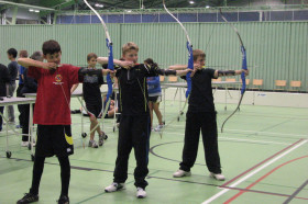 Студенты TASIS The American school in England занимаются стрельбой из лука