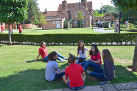 На лужайке около TASIS The American school in England
