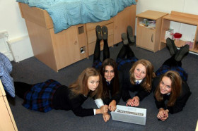 Студенты Taunton School International в жилой комнате