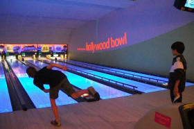 Студенты Taunton School International в боулинге