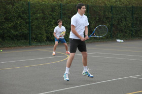 Студенты Taunton School International играют в теннис