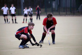 Студенты Taunton School International играют в хоккей на траве