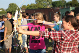 Студенты Taunton School International занимаются стрельбой из лука
