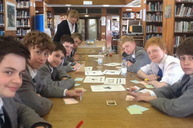 Студенты Tonbridge school в библиотеке