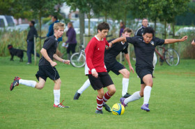 Студенты Tonbridge school играют в футбол