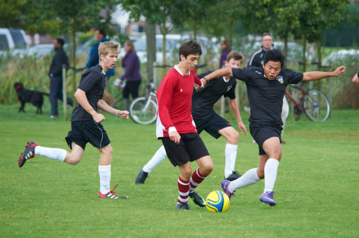 Студенты Tonbridge school играют в футбол