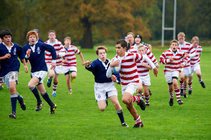 Студенты Tonbridge school играют в регби