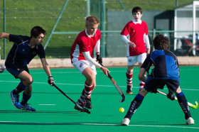 Студенты Tonbridge school играют в хоккей на траве