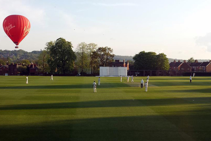 Студенты Tonbridge school играют в бейсбол