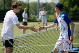 Студенты Tonbridge school играют в теннис