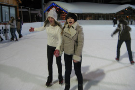 Студенты Trent College катаются на коньках