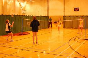 Студенты Wycliffe College играют в бадминтон