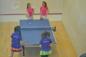 Студенты Wycliffe College играют в настольный теннис