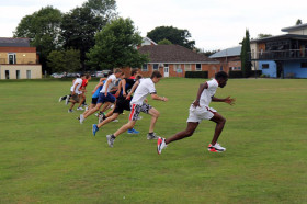 Студенты Wycliffe College занимаются бегом