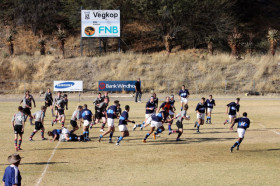 Студенты Wycliffe College играют в регби