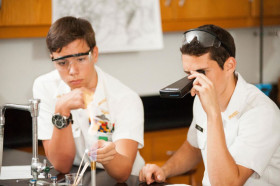 Студенты Admiral Farragut Academy на занятиях