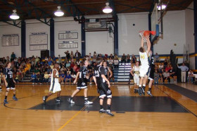 Студенты Admiral Farragut Academy играют в баскетбол