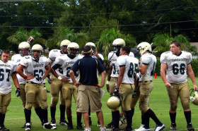 Студенты Admiral Farragut Academy играют в регби