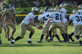 Студенты Admiral Farragut Academy играют в регби