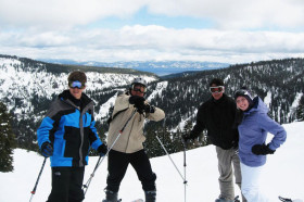 Студенты Admiral Farragut Academy катаются на лыжах