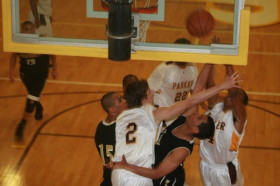 Студенты Army and Navy Academy играют в баскетбол