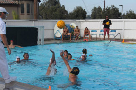 Студенты Army and Navy Academy играют в водное поло