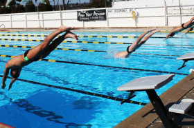 Студенты Army and Navy Academy занимаются плаванием