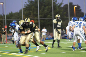 Студенты Army and Navy Academy играют в американский футбол