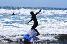 Студенты Army and Navy Academy занимаются серфингом